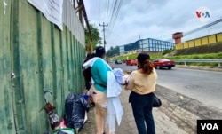 Los paquetes están compuestos por artículos de primera necesidad como alimentos, toallas, jabón de baños, etc. [Foto Karla Patricia Arévalo/VOA].