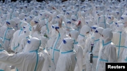 中国吉林省长春市身穿防护服的医护人员准备前往梅河口进行新冠防疫工作。（2022年4月12日）