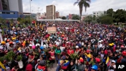 Mujeres y estudiantes indígenas se manifiestan para mostrar su apoyo a las recientes protestas y el paro nacional contra el gobierno del presidente Guillermo Lasso, frente a la Universidad Central, en Quito, Ecuador, el sábado 25 de junio de 2022. (Foto AP/Dolores Ochoa)