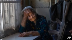 Una anciana evacuada del área afectada por la guerra se sienta dentro de un tren de evacuación en Pokrovsk, este de Ucrania, el 20 de junio de 2022.