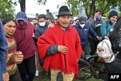 El presidente de la Confederación de Nacionalidades Indígenas del Ecuador (Conaie), Leonidas Iza, llega a la Casa de la Cultura del Parque El Arbolito en Quito, para pronunciar un discurso ante indígenas y otros manifestantes el 26 de junio de 2022.