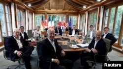 美國總統拜登（中）出席德國南部艾爾茂豪華城堡酒店舉辦的七國集團峰會期間的工作會議（2022年6月28日）