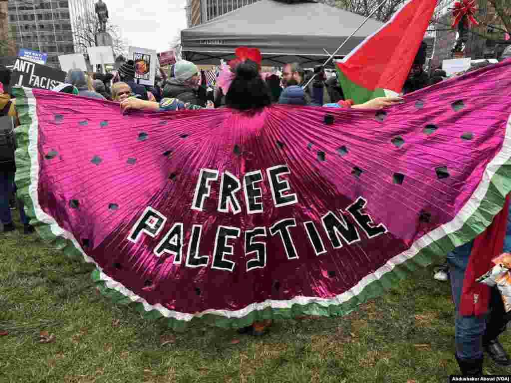 Muandamanaji akiwa na nguo iliyoandikwa Palestina Huru wakati wa maandamano ya "People's March" Washington