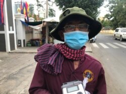 លោក​ ជុំ សឿន​ ពលរដ្ឋ​រស់​នៅ​រាជធានី​ភ្នំពេញ​ម្នាក់​ដែល​ទទួល​បានមី ទឹក និង​សាប៊ូដុំ​ដុស​ខ្លួន​ពី​ធុង​សហគមន៍ចល័ត នៅខាង​មុខ​សាលា​បឋម​សិក្សា​ដូនពេញ​ រាជធានី​ភ្នំពេញ នៅ​ថ្ងៃទី​៩ ខែ​វិច្ឆិកា ឆ្នាំ​២០២១។ (កាន់ វិច្ឆិកា/វីអូអេ)