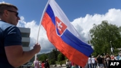 Ցուցարարներից մեկը պարզել է Սլովակիայի դրոշը, երբ Ֆիցոյի կողմնակիցները ցույց են անցկացնում Սլովակիայի Բանսկա Բիստրիցա քաղաքի Ռուզվելտի անվան համալսարանական հիվանդանոցի առջև, 2024 թվականի մայիսի 18