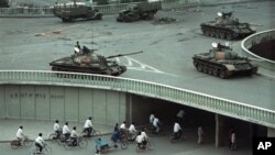 1989年六四天安门屠杀事件两天后中国军队在北京一处立交桥上部署的坦克。