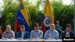 Miembros del gobierno colombiano y de la guerrilla ELN sostienen converesaciones en Caracas, Venezuela, el 12 de ciciembre de 2022.