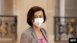 La ministre française de la Défense Florence Parly part après avoir participé à la réunion hebdomadaire du cabinet au palais présidentiel de l'Élysée à Paris le 7 juillet 2021.