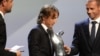 Luka Modric, au centre, reçoit le titre de Joueur de l'année de l'UEFA, Monaco, le 30 août 2018.