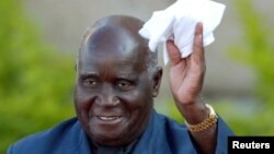L'ancien président zambien Kenneth Kaunda arrive pour l'investiture du président sud-africain Thabo Mbeki le 27 avril 2004.