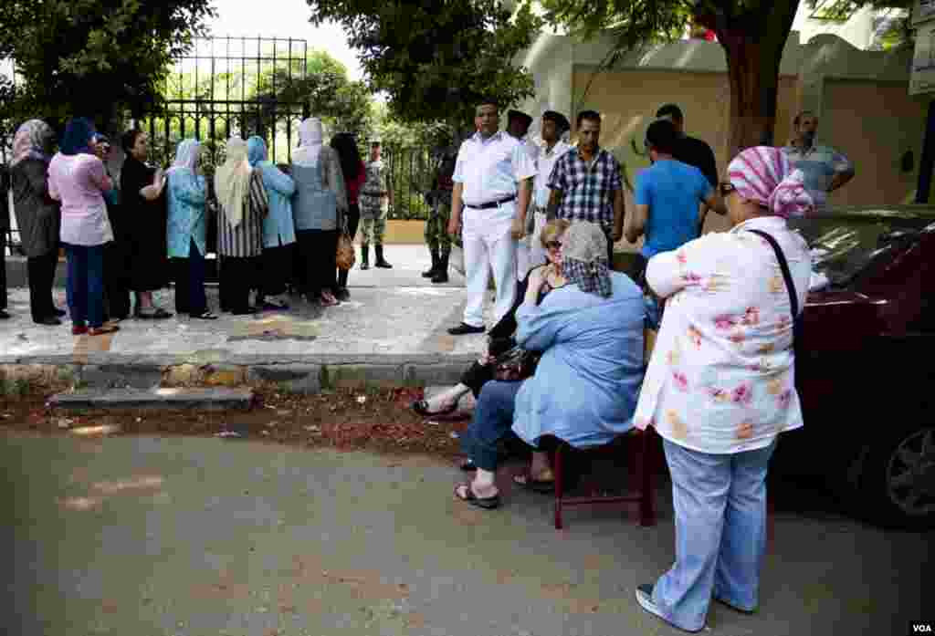 Voters wait in line outside of a polling station in central Cairo, Egypt, June 16, 2012. (Y. Weeks/VOA)