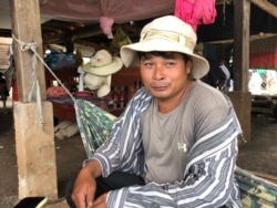 លោក គឹម លី អាយុ​៣៦ឆ្នាំ ជា​កសិករ​ម្នាក់​ក្នុង​ស្រុកបាណន់ ខេត្តបាត់ដំបង​ត្រូវ​បង្ខំចិត្ត​លក់​ដីស្រែ​ដែល​មាន​ទំហំ​ប្រមាណ​៥ហិកតា ដើម្បី​ដោះស្រាយ​បំណុល ដោយសារ​ការខាតបង់​ក្នុង​ការធ្វើស្រែ។ (ស៊ុន ណារិន/វីអូអេ)