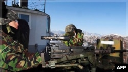 Binh sĩ Nam Triều Tiên đứng canh tại trạm gát trong khu vực phi quân sự giữa Nam và Bắc Triều Tiên sau khi có tin nhà lãnh đạo miền bắc Kim Jong Il qua đời