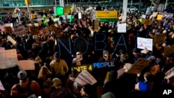 La ACLU sostuvo que los dos principales demandantes del caso estaban en poder de las autoridades y amenazados con la deportación, aunque ambos estaban autorizados a ingresar a los EE.UU.