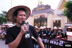 លោក ទឹម ម៉ាឡៃ ប្រធាន​បណ្ដាញ​យុវជន​កម្ពុជា​ និយាយ​ទៅ​កាន់​ក្រុម​អ្នក​តវ៉ា​ ខណៈ​ពេល​ហែ​ញត្តិ​ទៅ​រដ្ឋ​សភា​កាល​ពី​ព្រឹក​ថ្ងៃ​ច័ន្ទ​ ទី​០៥ ខែ​តុលា​ ឆ្នាំ​២០១៥។ ក្រុម​អ្នក​តវ៉ា​មក​ពី​សហគមន៍​ ដែល​មាន​ជម្លោះ​ដី​ធ្លី​ប្រមាណ​១០០០​នាក់​ នៅ​ក្នុង​រាជធានី​ភ្នំពេញ​ បាន​ហែ​ញតិ្ត​ទៅ​ដាក់​រដ្ឋ​សភាជាតិ​ ក្នុង​ឱកាស​ទិវា​លំនៅដ្ឋាន​ពិភពលោក​ខួប​លើក​ទី​៣០។ (ឡេង ឡែន/ VOA Khmer)