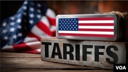 美国总统特朗普表示，外国支付给美国的关税税款将飙升，而美国最高法院正准备就这些关税的合法性作出裁决。