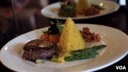 Steak Rendang William Wongso (Foto: VOA/Vena Dilianasari)