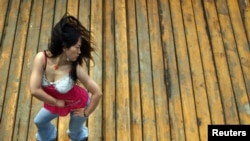 តារា​ល្បី​តាម​ប្រព័ន្ធ​អ៊ីនធឺណិត​ចិន​នាង Furong Jiejie ដែល​ត្រូវ​បាន​ស្គាល់​តាម​ឈ្មោះ​ថា Sister Furong រាំ​នៅ​លើ​ដំបូល​មួយ​ក្នុង​ក្រុង​ប៉េកាំង កាល​ពី​ថ្ងៃ​ទី១០ ខែ​សីហា​ ឆ្នាំ​២០០៥។