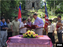 រដ្ឋមន្រ្តី​ក្រសួង​វប្បធម៌ និង​វិចិត្រ​សិល្បៈ លោកស្រី ភឿង សកុណា និង​ឯកអគ្គរដ្ឋទូត​សហរដ្ឋ​អាមេរិក​ប្រចាំ​កម្ពុជា លោក William Heidt ក្នុង​ពិធី​ចុះ​ហត្ថលេខា​លើ​គម្រោង​មូលនិធិ​ឯកអគ្គរដ្ឋទូត​អាមេរិក (AFCP) ជាង​១២ម៉ឺន​ដុល្លារ សម្រាប់​រយៈពេល​៣ឆ្នាំ​ក្នុងការរៀបចំ