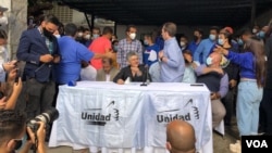 El dirigente opositor venezolano Henry Ramos Allup habla en nombre de la Plataforma Unitaria en una rueda de prensa en Caracas. Agosto 31, 2021. Foto: Álvaro Algarra - VOA.