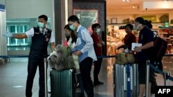 Beberapa turis asing tiba di bandara Ngurah Rai, Denpasar, Bali di tengah pandemi COVID-19 (foto: dok). 