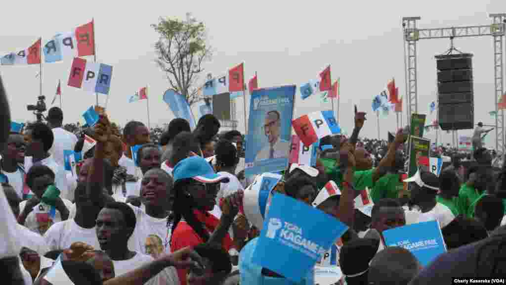 Des militants du président en place à Kigali, Rwanda, le 2 août 2017. (VOA/Charly Kasereka)