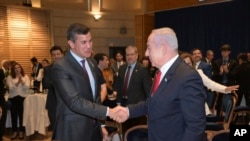 El presidente de Paraguay, Santiago Peña, y el primer ministro israelí, Benjamin Netanyahu, se dan la mano en Jerusalén, el 12 de diciembre de 2024. (Amos Ben-Gershom/GPO vía AP).