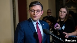 资料照片：美国众院议长约翰逊在国会山对媒体讲话。(2024年9月18日)