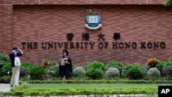 资料照：香港大学学生在校园拍照。（2021年7月16日）