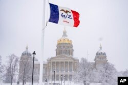 Salju turun di Gedung Iowa State Capitol di Des Moines, Iowa, 9 Januari 2024, saat badai salju musim dingin melanda negara bagian tersebut. (Foto: AP)