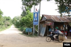 A sign bearing the Cambodian People's Party logo and the faces of Prime Minister Hun Sen and National Assembly President Heng Samrin in Prey Khla commune, Takeo province, November 27, 2017 (Sun Narin/VOA Khmer)