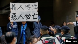 香港 45 名根據國家安全法被定罪的民主派活動人士被判刑後，西九龍裁判法院大樓外的情況。(路透社照片)