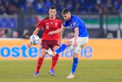 Jorginho na Italiya ya ba da kwallon yayin da Remo Freuler na Switzerland.