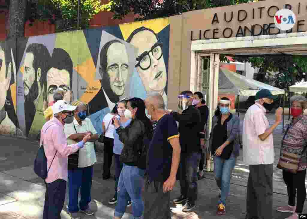 En medio de cuestionamientos internacionales y sin la participación de las principales fuerzas opositoras los venezolanos votan en Caracas para elegir diputados a la Asamblea Nacional. Diciembre 6 de 2020. Foto: Álvaro Algarra - VOA.