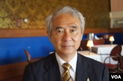 研究中國海軍的前日本海上自衛隊潛艇艦長山內敏秀（美國之音歌籃拍攝）