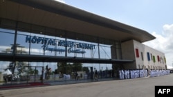 Le personnel médical assiste à l'inauguration de l'hôpital Mère-Enfant de Bingerville, à Abidjan, le 16 mars 2018.