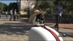 Робот-студент вивчає соціальні навички людей, аби стати ввічливим роботом у компанії людей. Відео