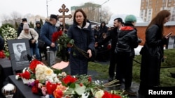 Građani na sahrani ruskog opozicionog lidera Alekseja Navalnog, 1. marta 2024. (Foto: Rojters)