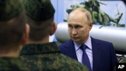 Зборувајќи со пилотите на Руските воздухопловни сили, Путин рече дека воената алијанса, предводена од САД, се проширила кон исток кон Русија од падот на Советскиот сојуз во 1991 година, но оти Москва не планира да нападне држава на НАТО