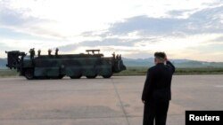 Kiongozi wa Korea kaskazini, Kim Jong Un akitoa mwongozo wa ufyatuaji roketi katika picha isiyokuwa na tarehe ya tukio