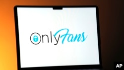 Los muros de pago de OnlyFans dificultan la verificación independiente del material de abuso sexual infantil, según investigadores. Aunque la plataforma informa al NCMEC y colabora con la policía, acceder al contenido tras los muros de pago sigue siendo un desafío.