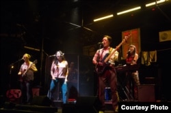 តួសម្តែងរបស់ល្ខោន​និយាយ «ក្រុមភ្លេងសម័យខ្មែរ» កំពុង​ប្រគុំ​តន្ត្រី​មួយ នៅ​រោង​ល្ខោន Thomas Theatre នៃ​មហោស្រព Oregon Shakespeare Festival។ (រូបថតដោយ៖ Jenny Graham នៃមហោស្រព Oregon Shakespeare Festival)