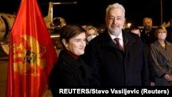 Premijer Crne Gore Zdravko Krivokapić i premijerka Srbije Ana Brnabić na aerodromu u Podgorici (Foto: REUTERS/Stevo Vasiljevic)