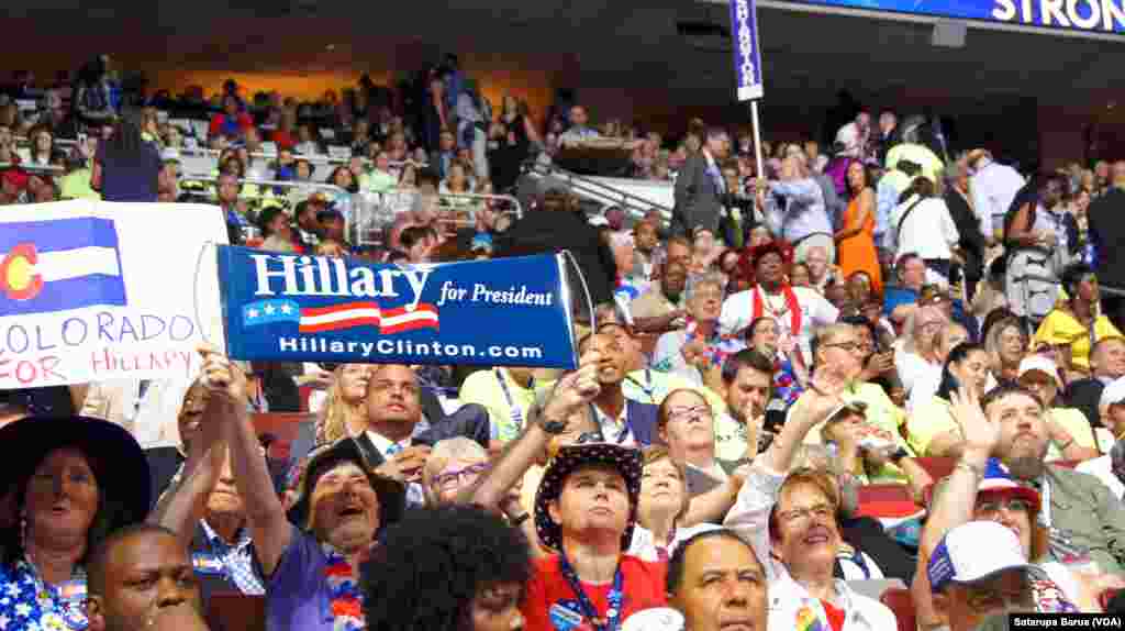 More supporters and delegates cheering early in the fourth night of the Democratic National Convention in Philadelphia, July 28, 2016. (Satarupa Barua/VOA)