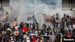 ក្រុម​បាតុករ​ថៃ​នាំ​គ្នា​តវ៉ា​នឹង​រដ្ឋាភិបាល​ចំពោះ​ចំណាត់ការ​យឺតយ៉ាវ​ក្នុង​ការ​ចាក់​វ៉ាក់សាំង​បង្ការ​ជំងឺ​កូវីដ១៩​ដល់​ពលរដ្ឋ ទីក្រុង​បាងកក ប្រទេស​ថៃ ថ្ងៃទី៧ ខែសីហា ឆ្នាំ២០២១។ 