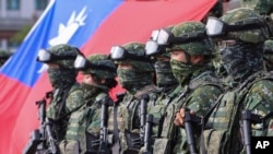 台灣士兵在南部高雄市一個軍事演習前進行準備。(2023年1月11日）