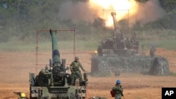 Taiwan's military fire artillery from self-propelled Howitzers during the annual Han Kuang exercises in Hsinchu, northeastern Taiwan, Sept. 10, 2015.