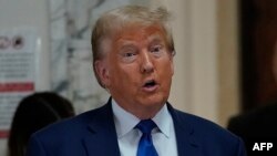 Bivši američki predsednik Donald Tramp razgovara sa novinarima tokom suđenja zbog finansijskih prevara u Njujorku, 25. oktobra 2023. (Foto: AFP/Timothy A. Clary)