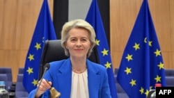 La presidenta de la Comisión Europea, Ursula von der Leyen, hace sonar una campana para dar inicio a la primera reunión del nuevo Colegio de Comisarios de la Unión Europea en Bruselas el 4 de diciembre de 2024. (Foto Nicolas TUCAT / AFP)