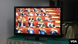 ក្រុមតំណាង​រាស្រ្ត​គណបក្ស​ប្រជាជន​កម្ពុជា​លើក​ដៃ​អនុម័ត​សេចក្តី​ស្នើច្បាប់​ស្តីពី​វិសោធនកម្មច្បាប់​គណបក្ស​នយោបាយ ដោយ​ឯកតោ​ភាគី នៅ​ថ្ងៃ​ទី១០ ខែ​កក្កដា ឆ្នាំ​២០១៧។ (កាន់ វិច្ឆិកា/VOA)